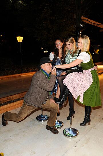 In High Heels auf der rutschigen Bahn (v. l.): Die beiden Playmates Verena Stangl, Kathrin Göppert und Moderatorin Steffi Schaller zusammen mit Dr. Axel Munz bei der 7. Angermaier Eisstock-WM in Tracht im Biergarten des Park Café München in München am 19.11.2013.
