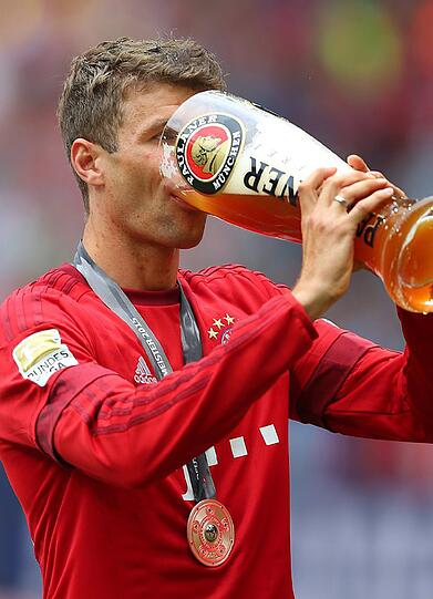 Ein bayerisches Unikat feiert seine vierte Meisterschaft: Thomas Müller vom FC Bayern.