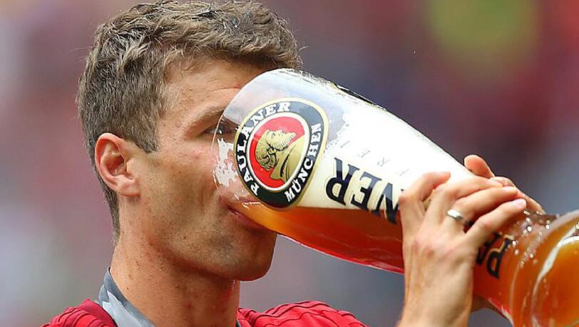 Ein bayerisches Unikat feiert seine vierte Meisterschaft: Thomas Müller vom FC Bayern. Ein bayerisches Unikat feiert seine vierte Meisterschaft: Thomas Müller vom FC Bayern.