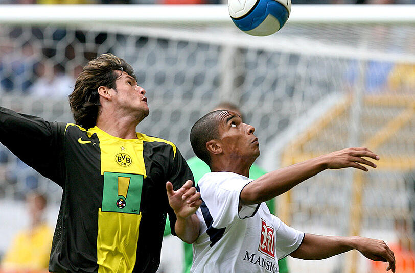 5. August 2006: Der Dortmunder Nelson Valdez (links) und Benoit Assou-Ekotto von Tottenham Hotspur kämpfen während eines Freundschaftsspieles im Signal-Iduna-Park in Dortmund um den Ball.