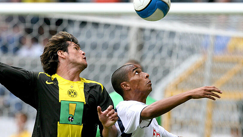 5. August 2006: Der Dortmunder Nelson Valdez (links) und Benoit Assou-Ekotto von Tottenham Hotspur kämpfen während eines Freundschaftsspieles im Signal-Iduna-Park in Dortmund um den Ball. 5. August 2006: Der Dortmunder Nelson Valdez (links) und Benoit Assou-Ekotto von Tottenham Hotspur kämpfen während eines Freundschaftsspieles im Signal-Iduna-Park in Dortmund um den Ball.
