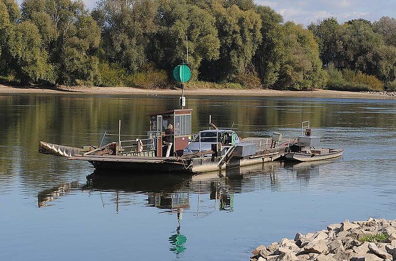 Eine solche Fähre ist am Dienstag in der Donau gesunken. Die drei Passagiere schwammen ans Ufer. (Archivbild)