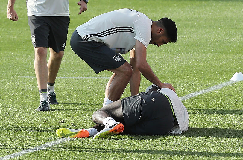 Verteidiger Antonio Rüdiger bleibt nach einem Zweikampf im Training liegen. Die Schock-Diagnose: Kreuzbandriss! Die Bilder.
