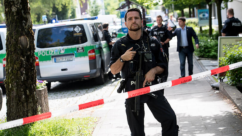 Der 37-jährige Täter wurde mittlerweile gefasst. Die Polizei hat das Gebiet um den S-Bahnhof großräumig abgesperrt.