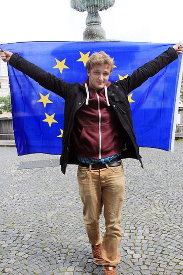 Martin, 21, Politikstudent:&bdquo;Stürzenberger betreibt unter dem Deckmantel einer Freiheitsbewegung Geschichtsrevision. Er diskriminiert Minderheiten, und das hat mit dem Freiheitsdenken der Weißen Rose nichts gemein. Die Mitglieder der Weißen Rose haben ihr Leben im Kampf gegen das Nazi-Regime gelassen. Stürzenberger pervertiert ihren Widerstandskampf, indem er ihn für sich vereinnahmt. Doch Propaganda, Vorurteile und Angstmache gegen Minderheiten haben nichts mit dem Widerstand der Weißen Rosen zu tun.&ldquo;