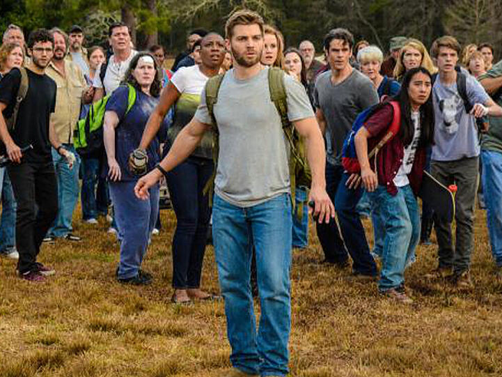 Mike Vogel alias Dale "Barbie" Barbara (vorne) ist einer der Helden der Mystery-Serie "Under The Dome"