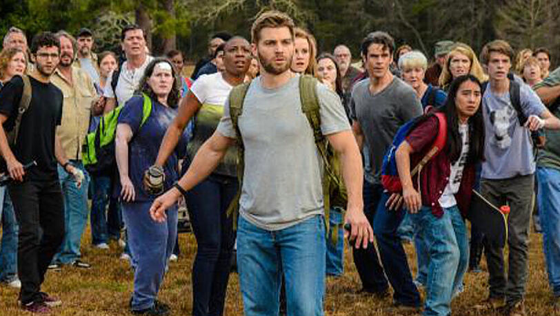 Mike Vogel alias Dale "Barbie" Barbara (vorne) ist einer der Helden der Mystery-Serie "Under The Dome" Mike Vogel alias Dale "Barbie" Barbara (vorne) ist einer der Helden der Mystery-Serie "Under The Dome"