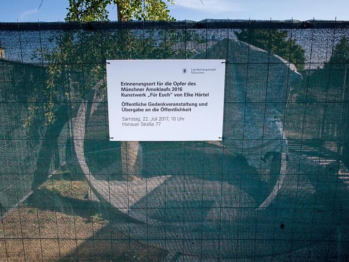 Ein noch verpacktes Mahnmal "Für Euch" von Elke Härtel am Olympia-Einkaufszentrum (OEZ). Foto: picture alliance / Peter Kneffel/dpa/Archivbild