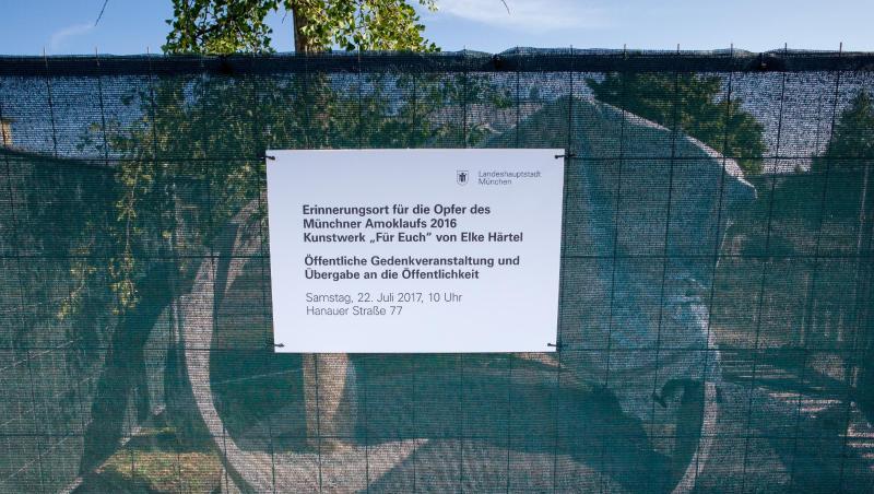 Ein noch verpacktes Mahnmal "Für Euch" von Elke Härtel am Olympia-Einkaufszentrum (OEZ). Foto: picture alliance / Peter Kneffel/dpa/Archivbild Ein noch verpacktes Mahnmal "Für Euch" von Elke Härtel am Olympia-Einkaufszentrum (OEZ). Foto: picture alliance / Peter Kneffel/dpa/Archivbild