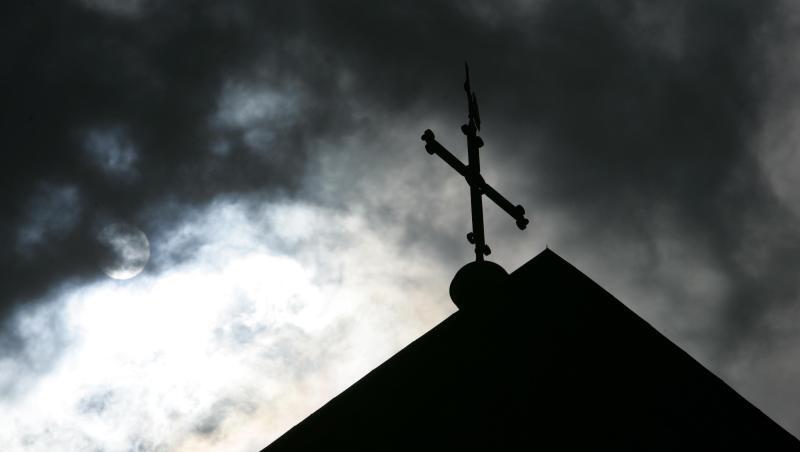 Im Gegenlicht und vor wolkenverhangenem Himmel ist die Kirchturmspitze eines Doms mit Kreuz zu sehen. Foto: Friso Gentsch/Archivbild Im Gegenlicht und vor wolkenverhangenem Himmel ist die Kirchturmspitze eines Doms mit Kreuz zu sehen. Foto: Friso Gentsch/Archivbild