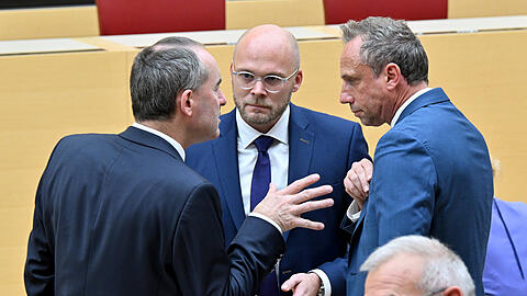 Hubert Aiwanger, Fabian Mehring und Thorsten Glauber (L-r, alle Freie Wähler)
