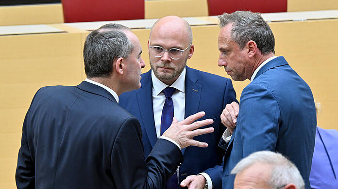 Hubert Aiwanger, Fabian Mehring und Thorsten Glauber (L-r, alle Freie Wähler)