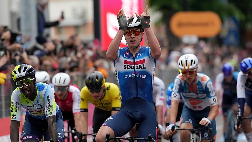 Der Belgier Tim Merlier feiert seinen Sieg auf der dritten Etappe des Giro d'Italia.