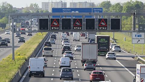 Lkw und Pkw fahren auf der Autobahn A8 in Richtung München. Der Ausbau der Autobahn ist laut Greenpeace unwirtschaftlich.