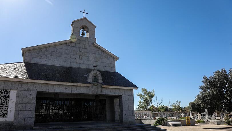 Blick auf die Krypta auf dem Friedhof El Pardo-Mingorrubio, in der die Überreste des Diktators Francisco Franco nun liegen. Blick auf die Krypta auf dem Friedhof El Pardo-Mingorrubio, in der die Überreste des Diktators Francisco Franco nun liegen.