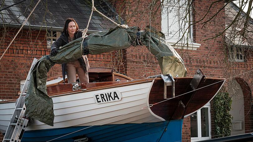 Was hat Maike Bülow (Anna Grisebach) auf ihrem Boot zu verbergen? Sie ist eine Bekannte von Lars Nolden und hatte ihn auf die Idee mit der Geisterbeschwörung gebracht. Was hat Maike Bülow (Anna Grisebach) auf ihrem Boot zu verbergen? Sie ist eine Bekannte von Lars Nolden und hatte ihn auf die Idee mit der Geisterbeschwörung gebracht.
