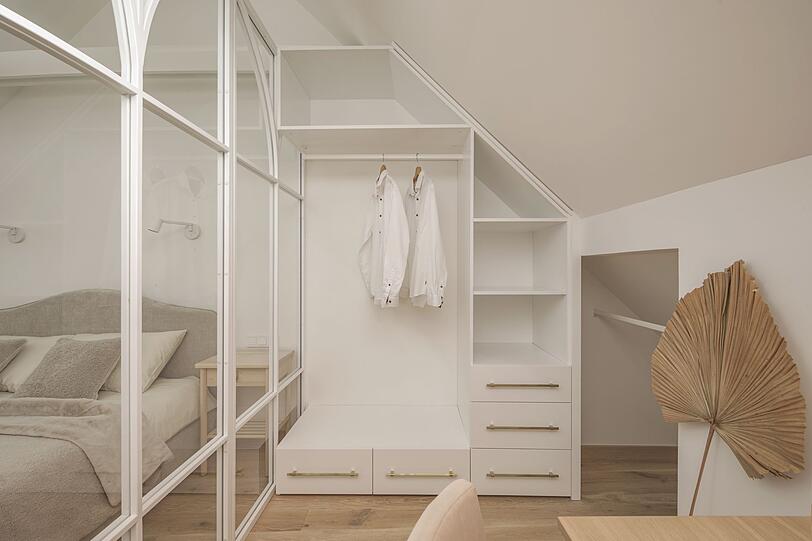 Wenn Ihnen der Mansarden-Schrank-Bau zu komplex ist, dann ist ein Regal eine Alternative, die auch von weniger erfahrenen Heimwerkern einfach umgesetzt werden kann. Schrauben Sie entweder einfach Regalbretter unter die Mansarde oder modifizieren Sie ein Regal aus dem Handel, sodass es zu den besonderen Gegebenheiten des Raumes passt. Wenn Ihnen der Mansarden-Schrank-Bau zu komplex ist, dann ist ein Regal eine Alternative, die auch von weniger erfahrenen Heimwerkern einfach umgesetzt werden kann. Schrauben Sie entweder einfach Regalbretter unter die Mansarde oder modifizieren Sie ein Regal aus dem Handel, sodass es zu den besonderen Gegebenheiten des Raumes passt.