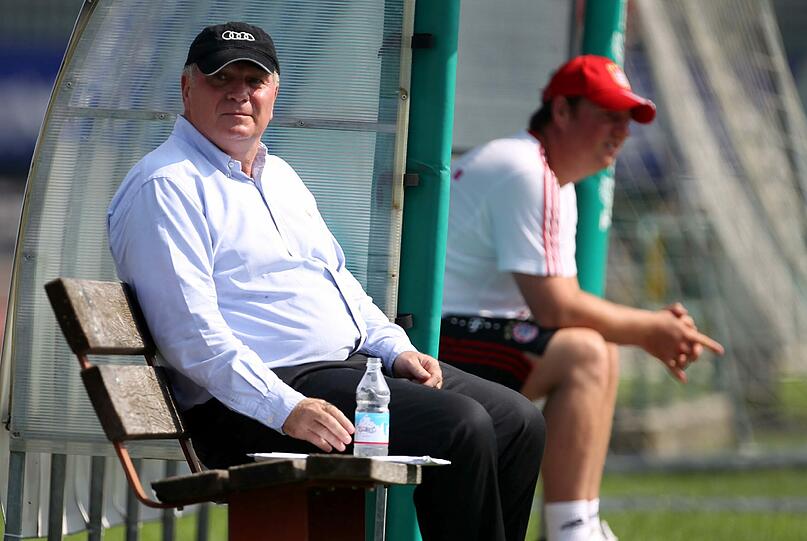 Bayern Training mit Spezial-Gast Uli Hoeneß: Die Bilder vom Gardasee