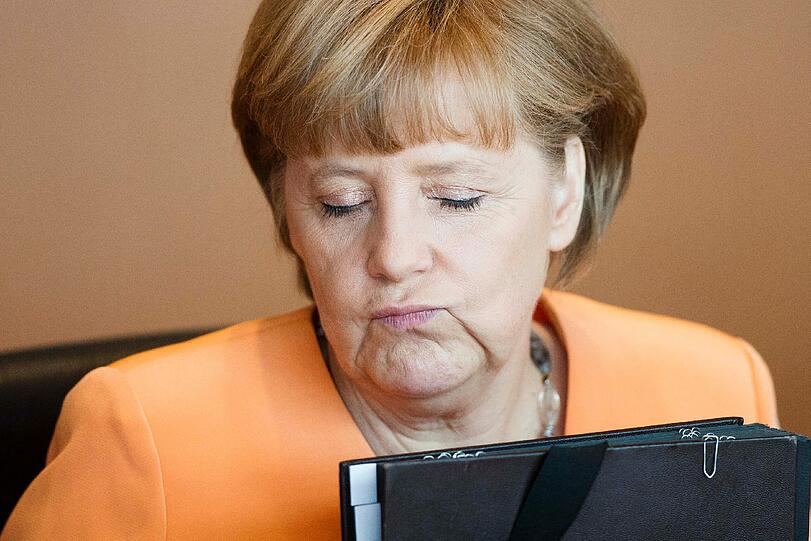 Hat da jemand morgens vor dem Kleiderschrank nicht nachgedacht: Am Mittwoch spielt Deutschland gegen Oranje - und die deutsche Bundeskanzlerin Angela Merkel trägt bei der Kabinettssitzung in Berlin Orange.