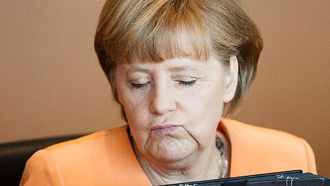 Hat da jemand morgens vor dem Kleiderschrank nicht nachgedacht: Am Mittwoch spielt Deutschland gegen Oranje - und die deutsche Bundeskanzlerin Angela Merkel trägt bei der Kabinettssitzung in Berlin Orange.