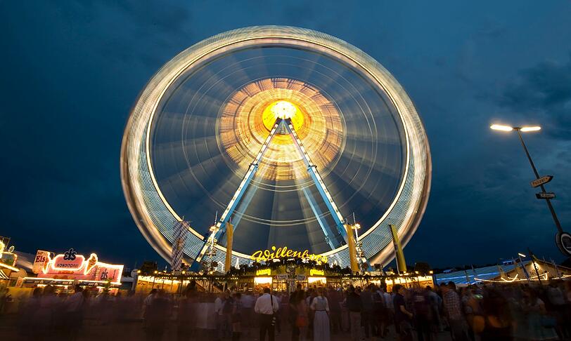 Eine solches Gerät mit 192 Sitzflächen will auch angemessen beleuchtet sein: Ganze 35.000 Glühbirnen verhelfen dem Riesenrad auf der Wiesn zu verdientem Glanz.
