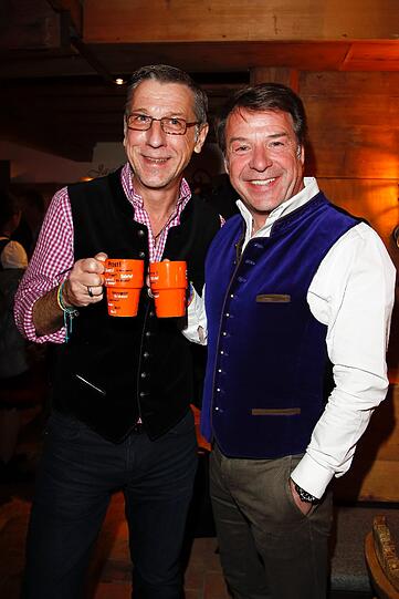 Prost! Schlagersänger Patrick Lindner mit seinem Freund Peter Schäfer beim Tiroler Abend im Dorfstadl in Kühtai.