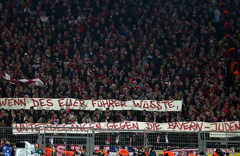 Gesalzene Botschaft: Diese Spruchbänder hielten die Fans des FC Bayern München beim Spitzenspiel den Anhängern von Borussia Dortmund entgegen.