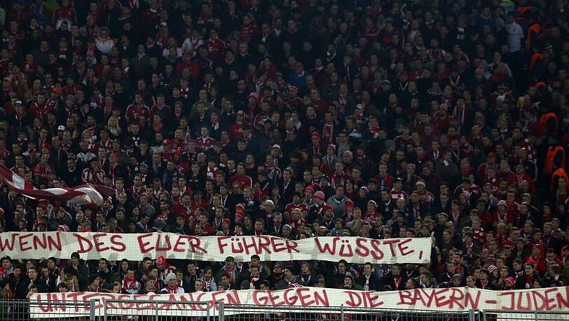 Gesalzene Botschaft: Diese Spruchbänder hielten die Fans des FC Bayern München beim Spitzenspiel den Anhängern von Borussia Dortmund entgegen. Gesalzene Botschaft: Diese Spruchbänder hielten die Fans des FC Bayern München beim Spitzenspiel den Anhängern von Borussia Dortmund entgegen.