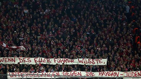 Gesalzene Botschaft: Diese Spruchbänder hielten die Fans des FC Bayern München beim Spitzenspiel den Anhängern von Borussia Dortmund entgegen.