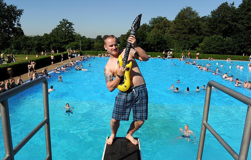 Wacken-Besucher auf der Sucher nach Erfrischung: Freibad oder Autowaschanlage - Hauptsache kühl!