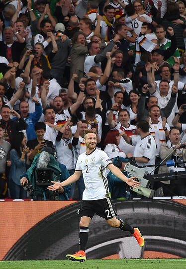 Shkodran Mustafi Note 3: Wer darauf wohl gewettet hat? Der Abwehrspieler vom FC Valencia als Tore-Opener des DFB-Teams bei dieser EM. Wuchtiger Kopfball zum 1:0 (19.). Als Ersatzersatz für Hummels, der auf ähnliche Weise bei der WM zweimal getroffen hatte, und dessen Stellvertreter Rüdiger dabei. Fast mit dem Eigentor kurz vor Schluss.