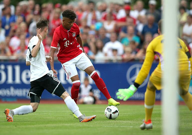 Souverän gewinnen die Bayern mit 3:0 in Landshut. Die Partie steht im Schatten des Amoklaufs von München. Sehen Sie hier die Bilder des Spiels.