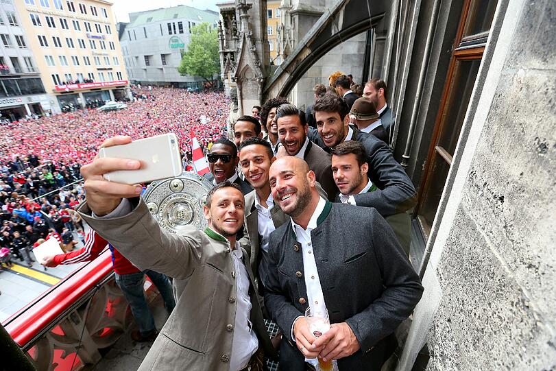 Die letzte von Pizarros sechs Meisterfeiern mit den Bayern im Mai 2015.