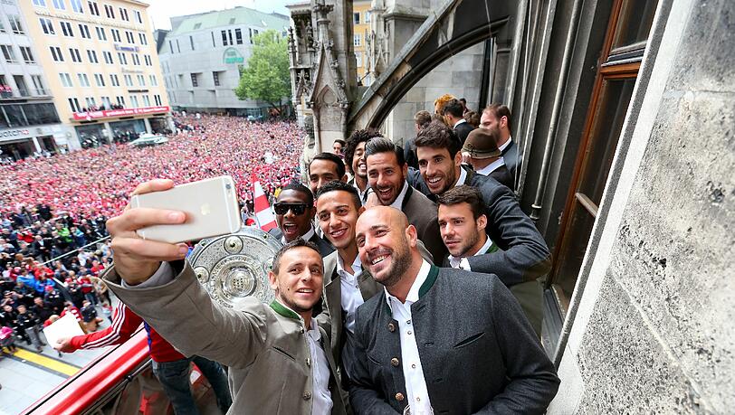Die letzte von Pizarros sechs Meisterfeiern mit den Bayern im Mai 2015. Die letzte von Pizarros sechs Meisterfeiern mit den Bayern im Mai 2015.