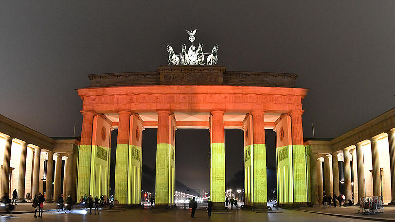 Im Gedenken an die Opfer wurde das Brandenburger Tor beleuchtet und ein Gedenkgottesdienst fand statt.