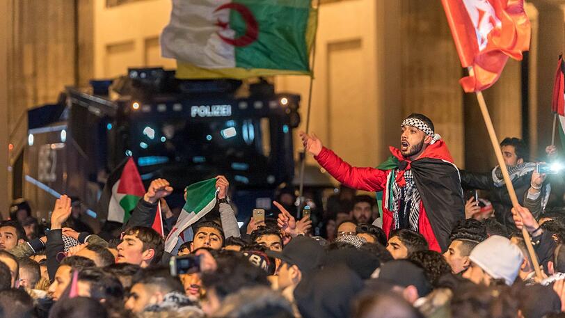 Pro-Palästinensische Demonstranten protestieren am Brandenburger Tor vor der US-amerikanischen Botschaft in Berlin gegen die Entscheidung der USA, die Stadt Jerusalem als Hauptstadt Israels anzuerkennen.
