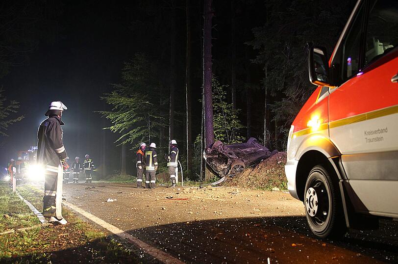 Zu schnell und dann auch noch Alkohol um Blut: Ein 25-Jähriger verursacht einen schweren Verkehrsunfall.