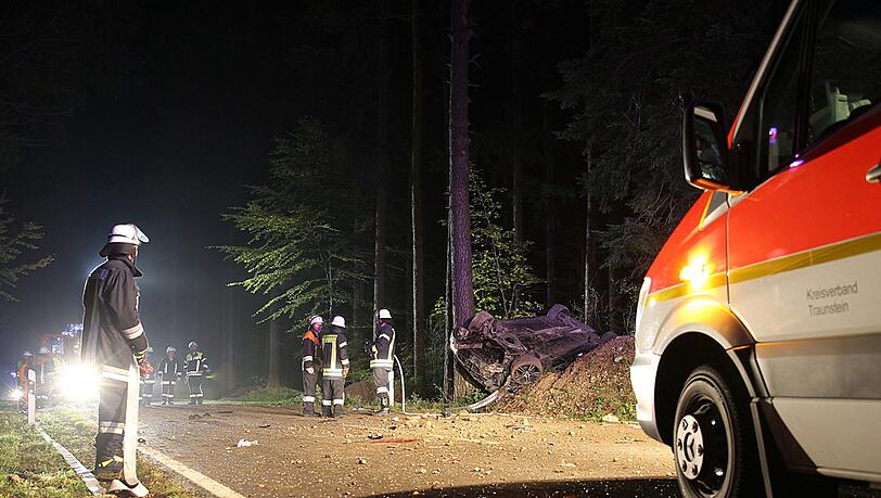 Zu schnell und dann auch noch Alkohol um Blut: Ein 25-Jähriger verursacht einen schweren Verkehrsunfall. Zu schnell und dann auch noch Alkohol um Blut: Ein 25-Jähriger verursacht einen schweren Verkehrsunfall.