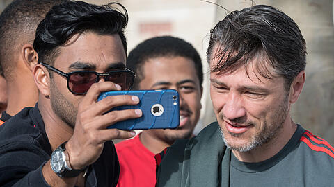 Ein Abschiedsfoto der Fans mit Trainer Niko Kovac, dann ging's zurück nach München: Mittlerweile ist das Trainingslager in Doha