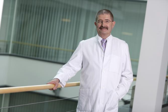 Dr. Robert Schmid (62) ist seit April neuer Chefarzt der Unfallchirurgie, Orthopädie und Wiederherstellungschirurgie im Klinikum Neuperlach.