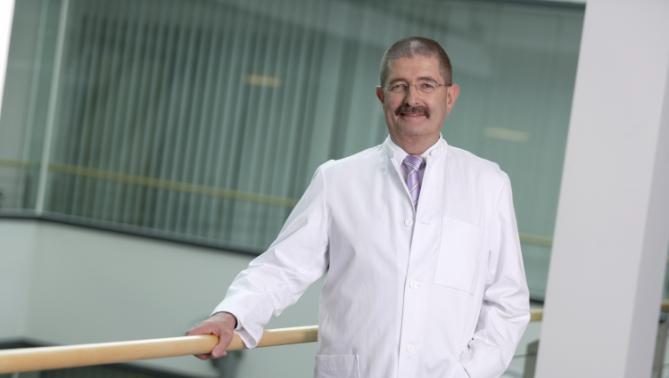 Dr. Robert Schmid (62) ist seit April neuer Chefarzt der Unfallchirurgie, Orthopädie und Wiederherstellungschirurgie im Klinikum Neuperlach. Dr. Robert Schmid (62) ist seit April neuer Chefarzt der Unfallchirurgie, Orthopädie und Wiederherstellungschirurgie im Klinikum Neuperlach.