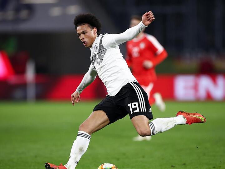 Leroy Sané spielt den Ball. Foto: Christian Charisius/dpa/Archivbild