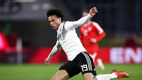 Leroy Sané spielt den Ball. Foto: Christian Charisius/dpa/Archivbild