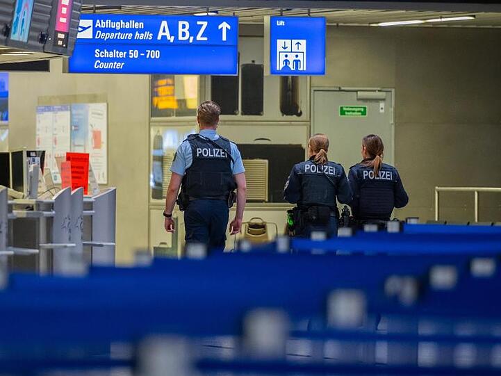 Polizisten am Frankfurter Flughafen.