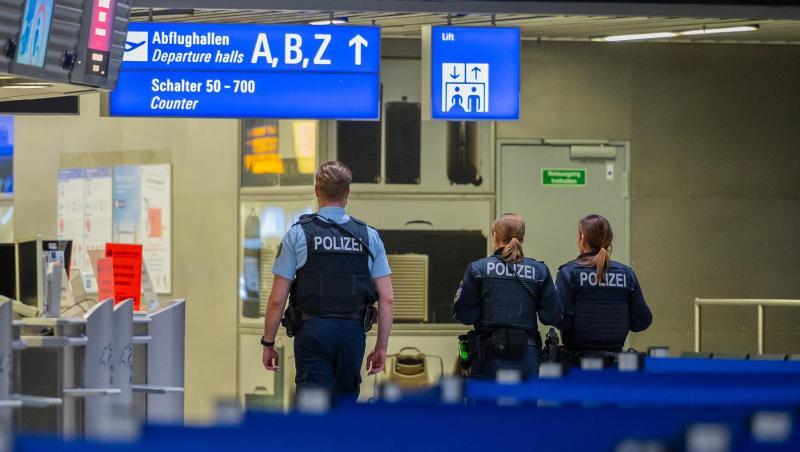 Polizisten am Frankfurter Flughafen. Polizisten am Frankfurter Flughafen.