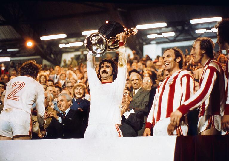Europacup-Triumph 1974: Müller mit dem Henkelpott.