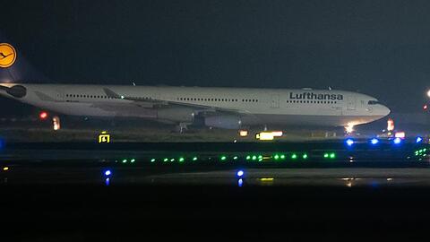 Ein Flugzeug der Lufthansa landet am Flughafen Frankfurt. Mit dem Flug wurden Menschen aus dem usbekischen Taschkent nach Deutschland gebracht.