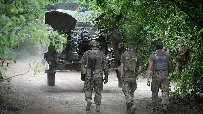 Ukrainische Soldaten bringen eine von den USA gelieferte Haubitze M777 in Position, um russische Stellungen in der ostukrainischen Region Donezk zu beschießen.