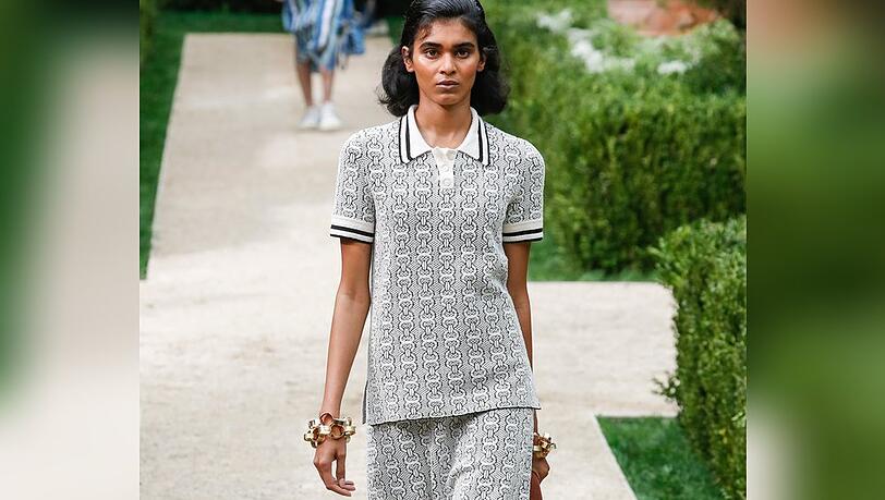 Auch das Luxuslabel Tory Burch setzt in seiner Sommerkollektion auf Poloshirts.