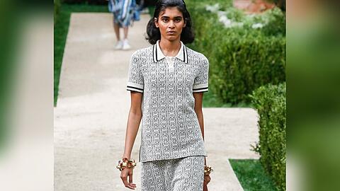 Auch das Luxuslabel Tory Burch setzt in seiner Sommerkollektion auf Poloshirts.
